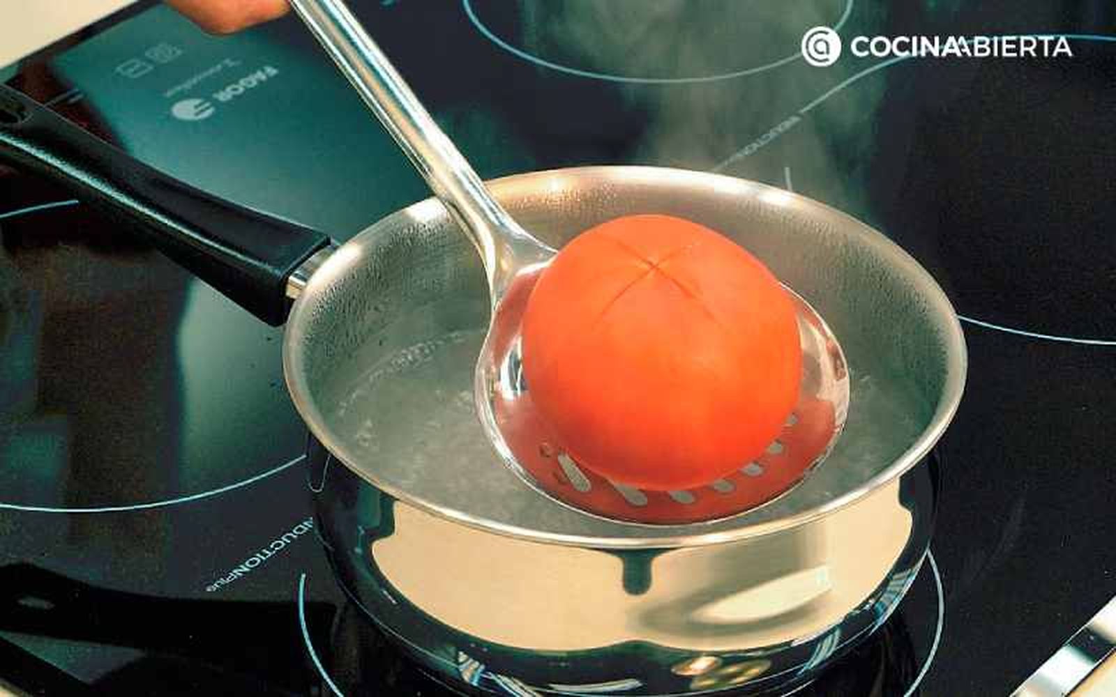 Sumerge el tomate e agua hirviendo Sumerge el tomate e agua hirviendo