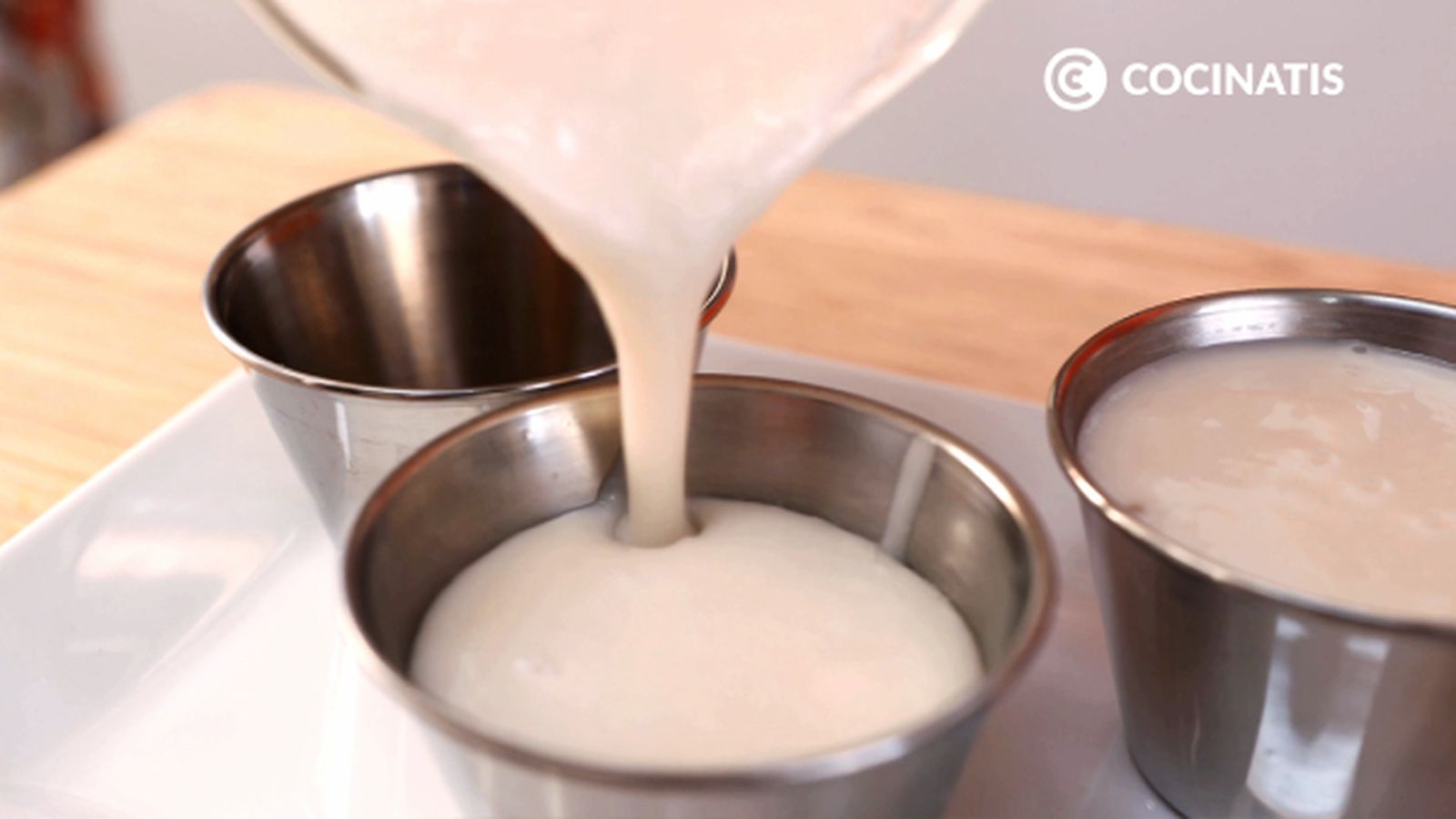 Rellena los moldes casi hasta el borde CTIS0556 receta flan leche de coco paso 5