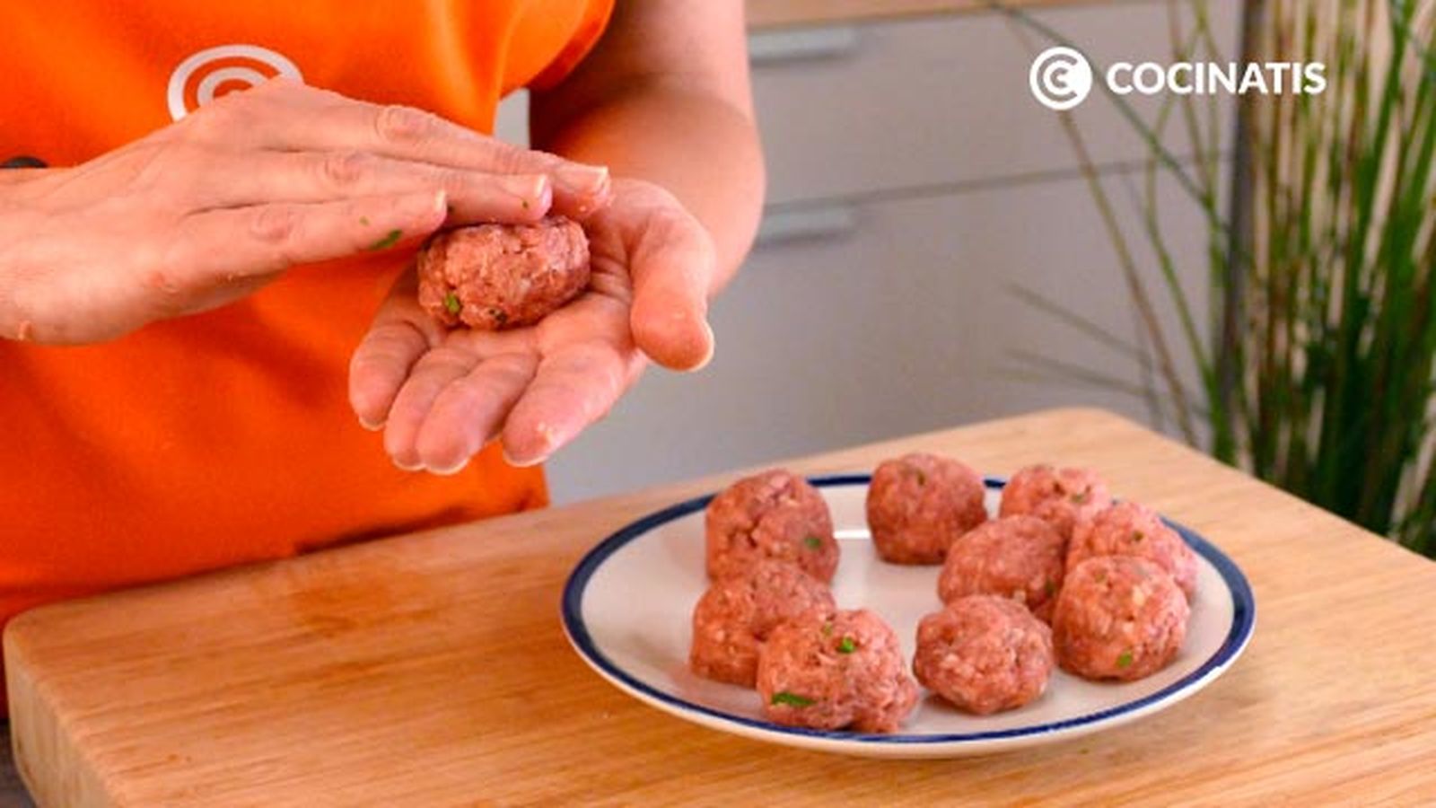 Usa las manos para hacer las albóndigas Receta de albóndigas con salsa de tomate paso 3