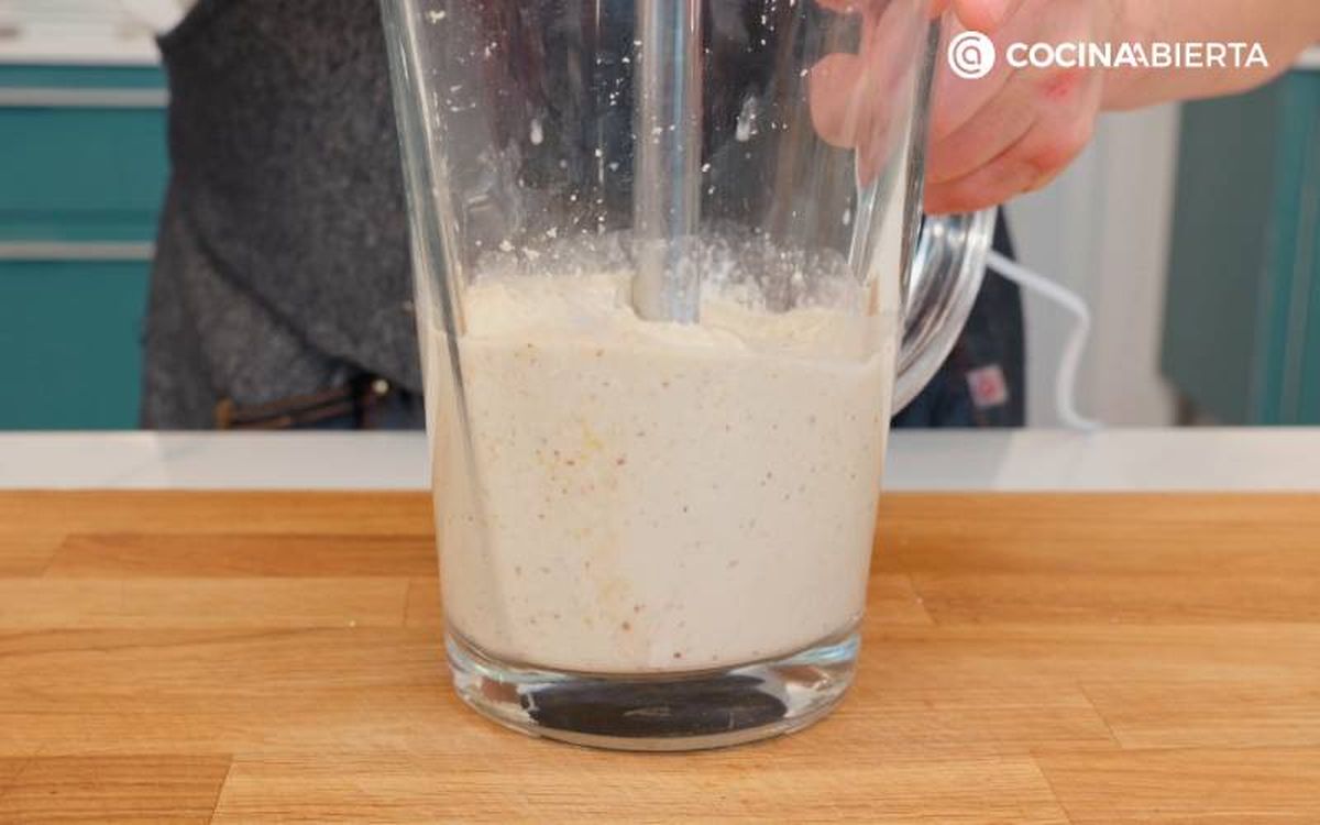 Elaboración de la receta de queso vegano de avellanas - Tritura los ingredientes