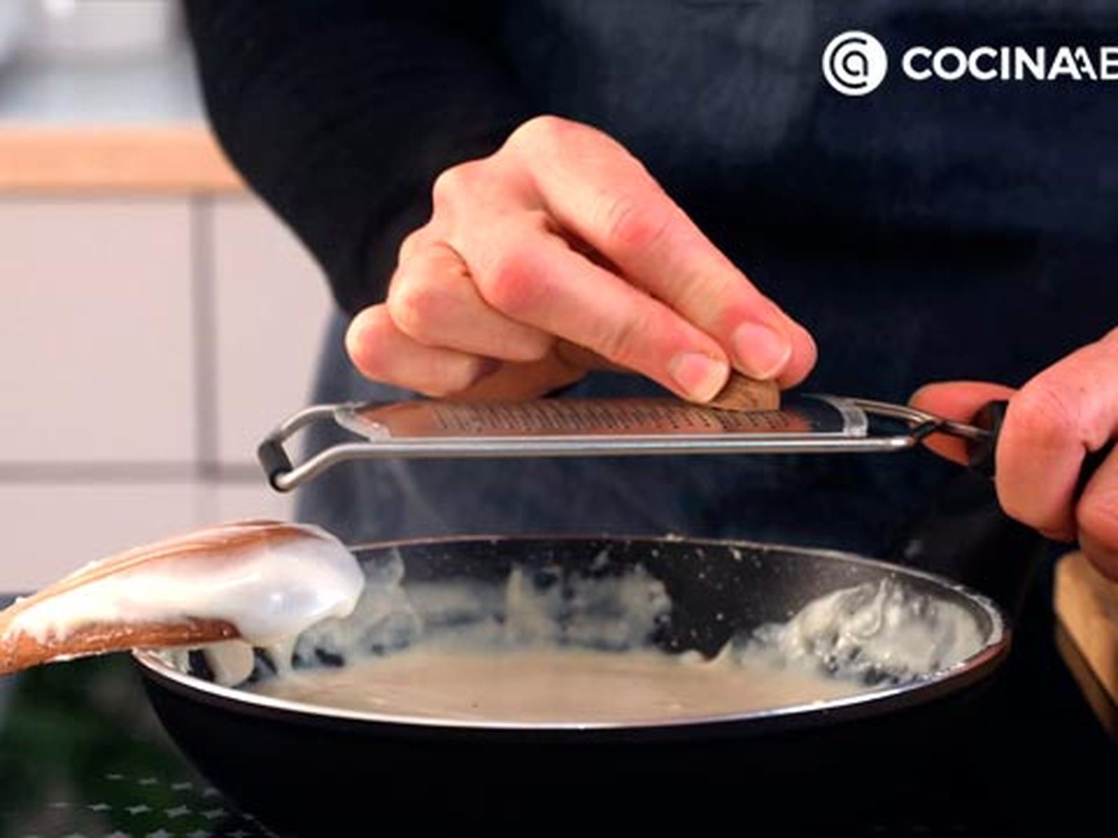 Ralla nuez moscada para darle un sabor más intenso CTIS0869 receta croque de jamon serrano paso 1 ca