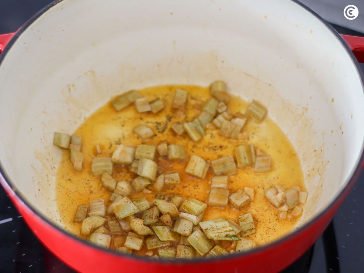 Sofrito de pencas para la crema de acelgas