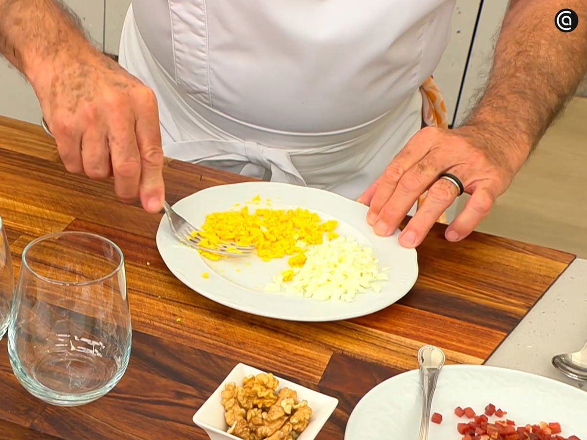 Cuece los huevos, corta la clara en dados pequeños y aplasta la yema