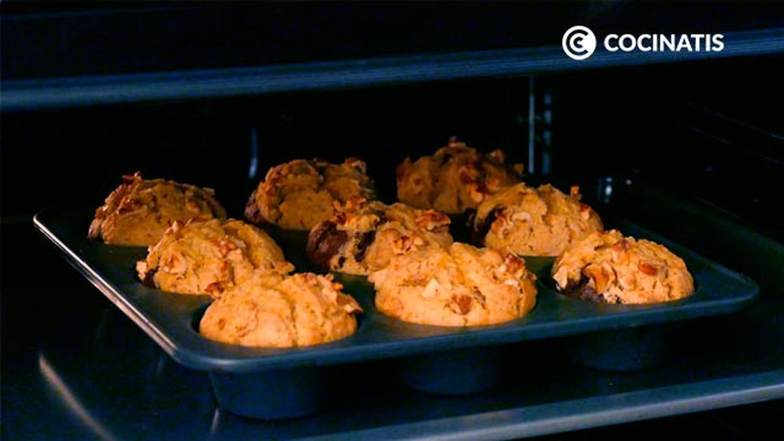 Hornea de 20 a 25 minutos Receta de magdalenas de calabaza, chocolate y nueces paso 6