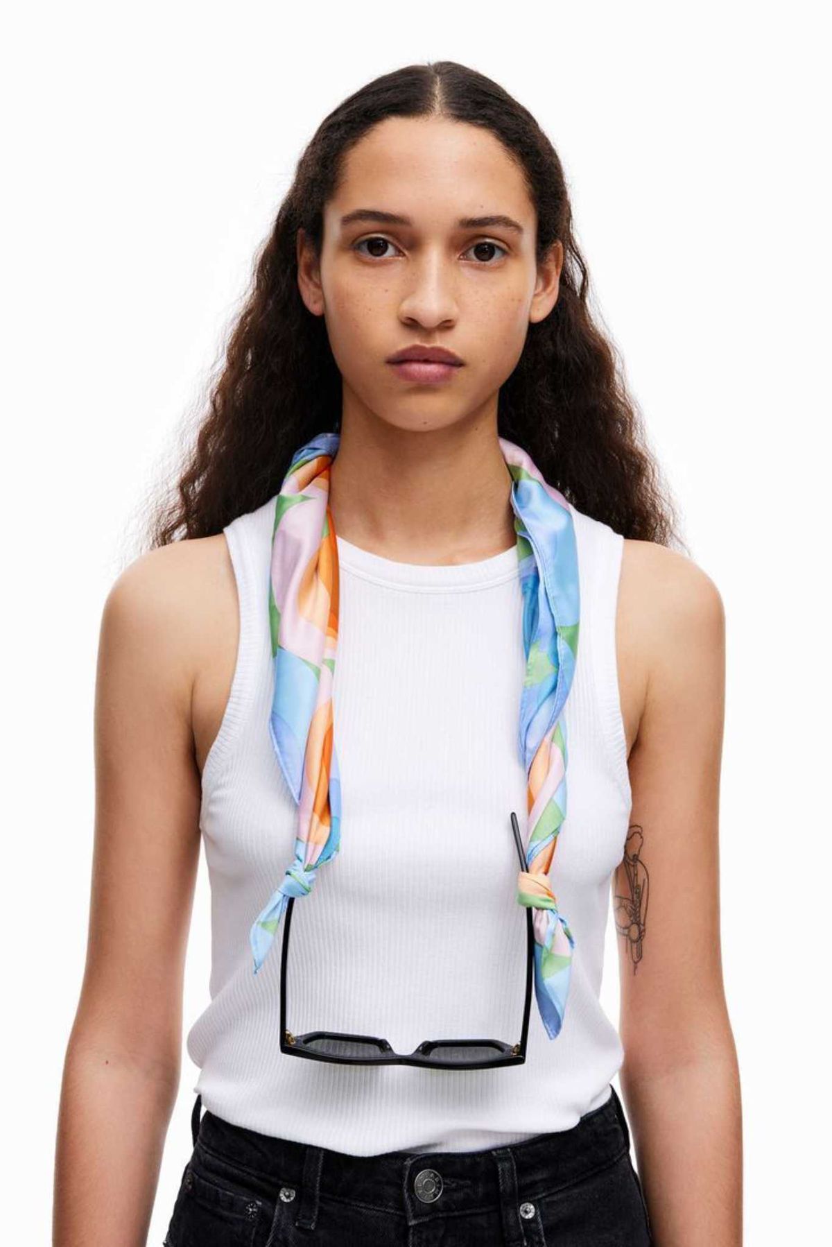 Sujeta gafas con pañuelo.