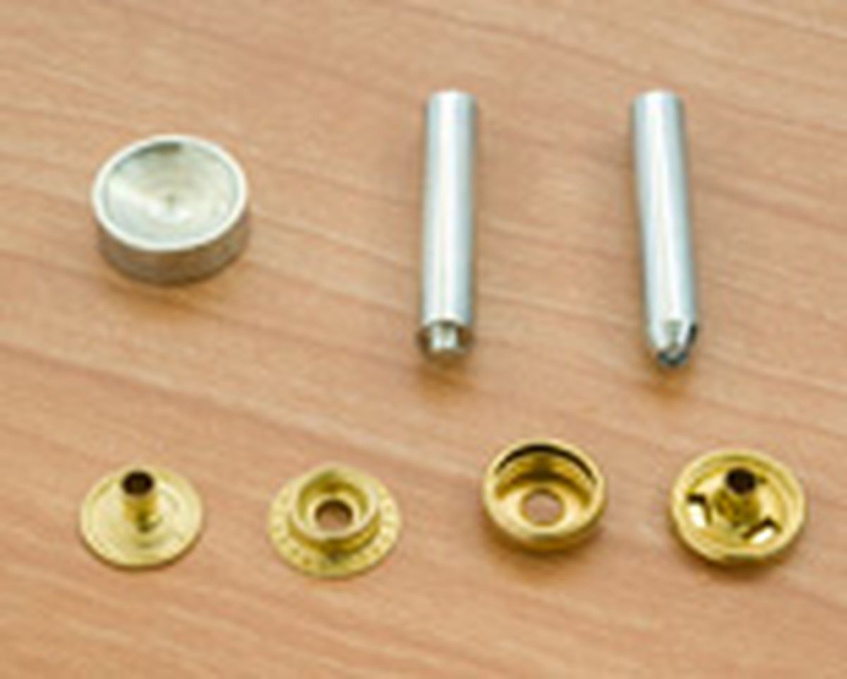 brico 0645 Colocacion boton presion paso 1