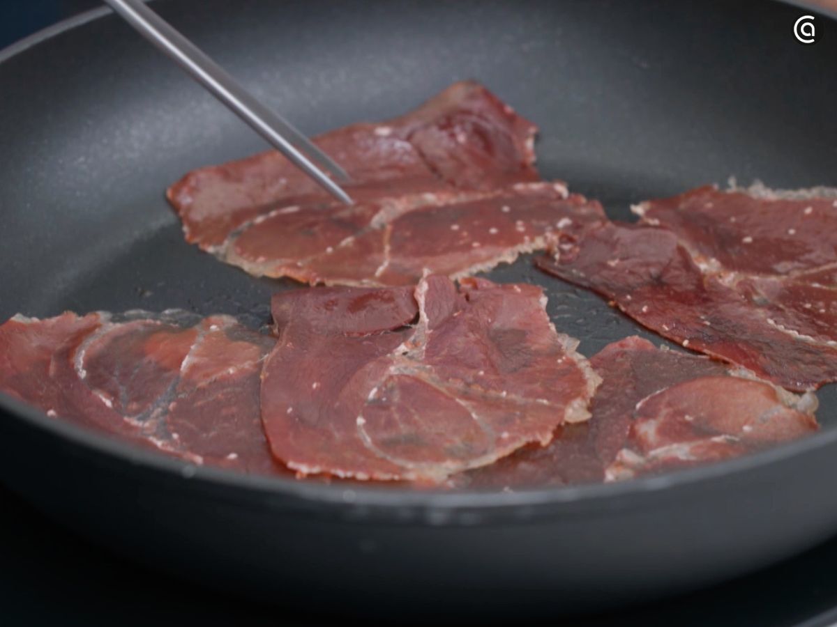 Pon las lonchas de jamón en una sartén y deshidrátalas