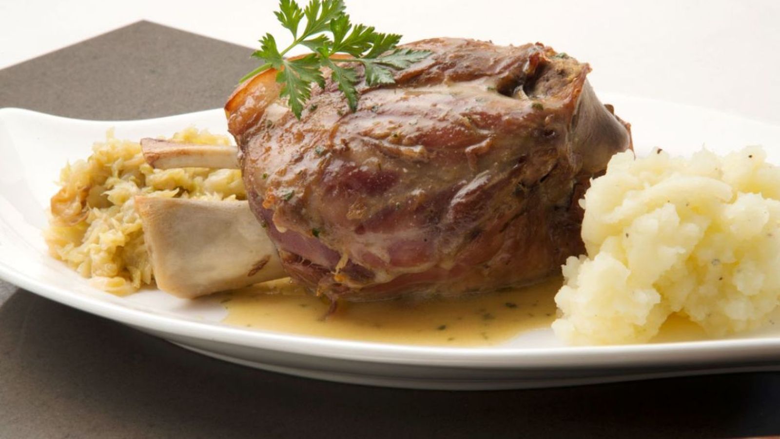 Codillo con chucrut y puré de patata