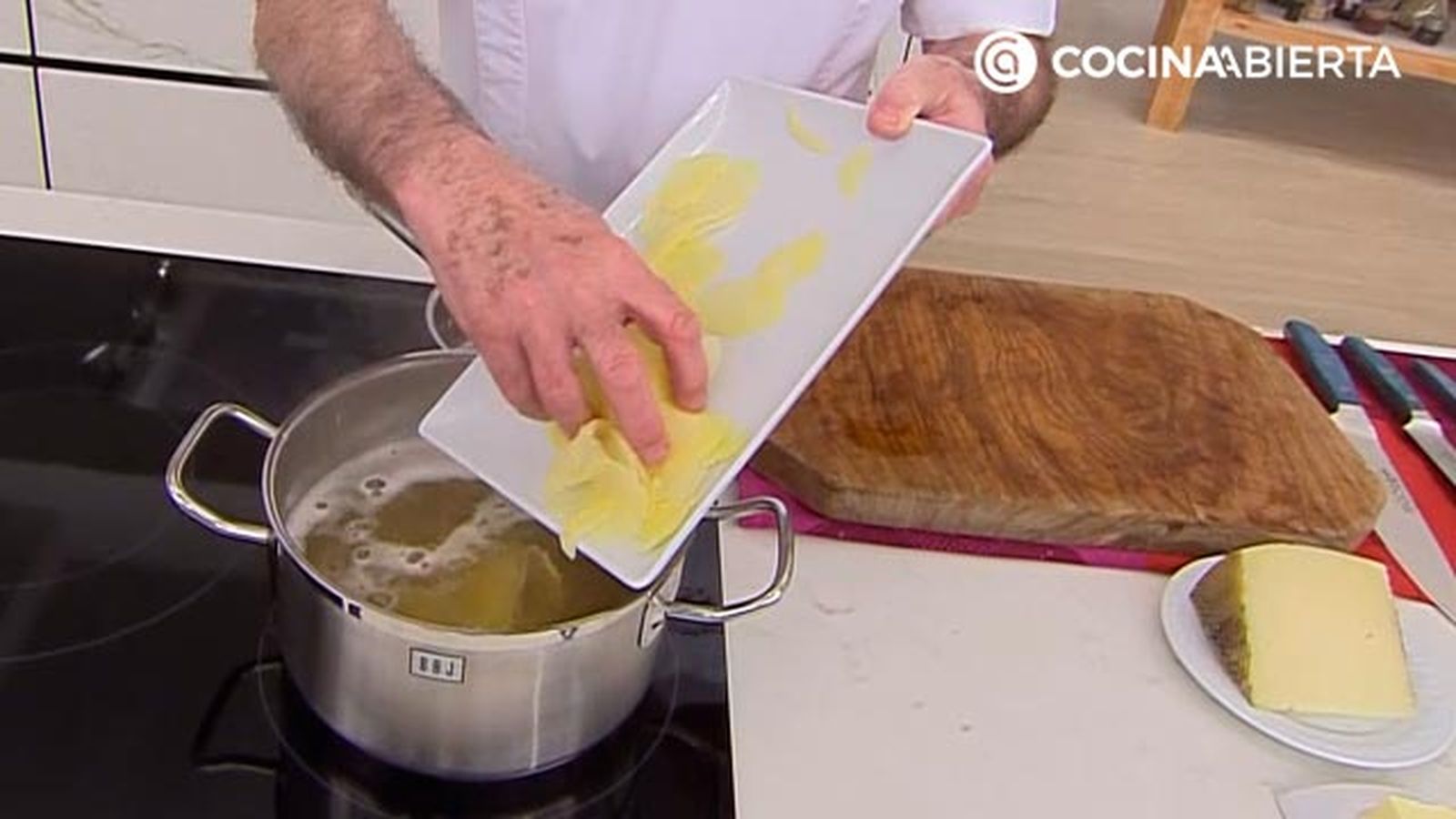 sopa de ave con patatas receta facil rapida karlos arguinano karl67470321 paso2 sopa de ave con patatas receta facil rapida karlos arguinano karl67470321 paso2