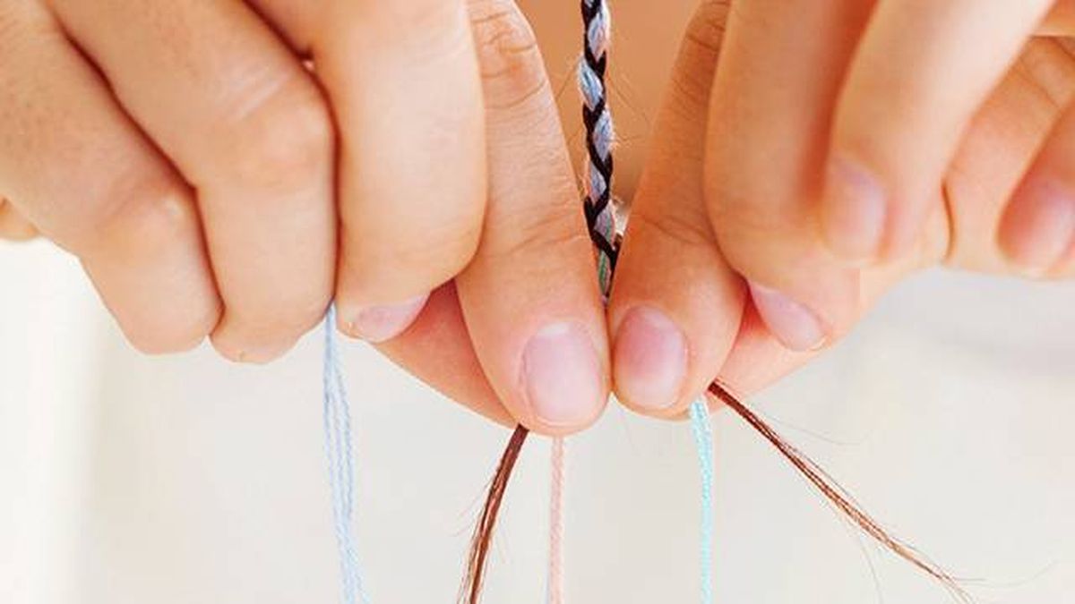 Cuarto paso hacer las trenzas de hilo en el pelo