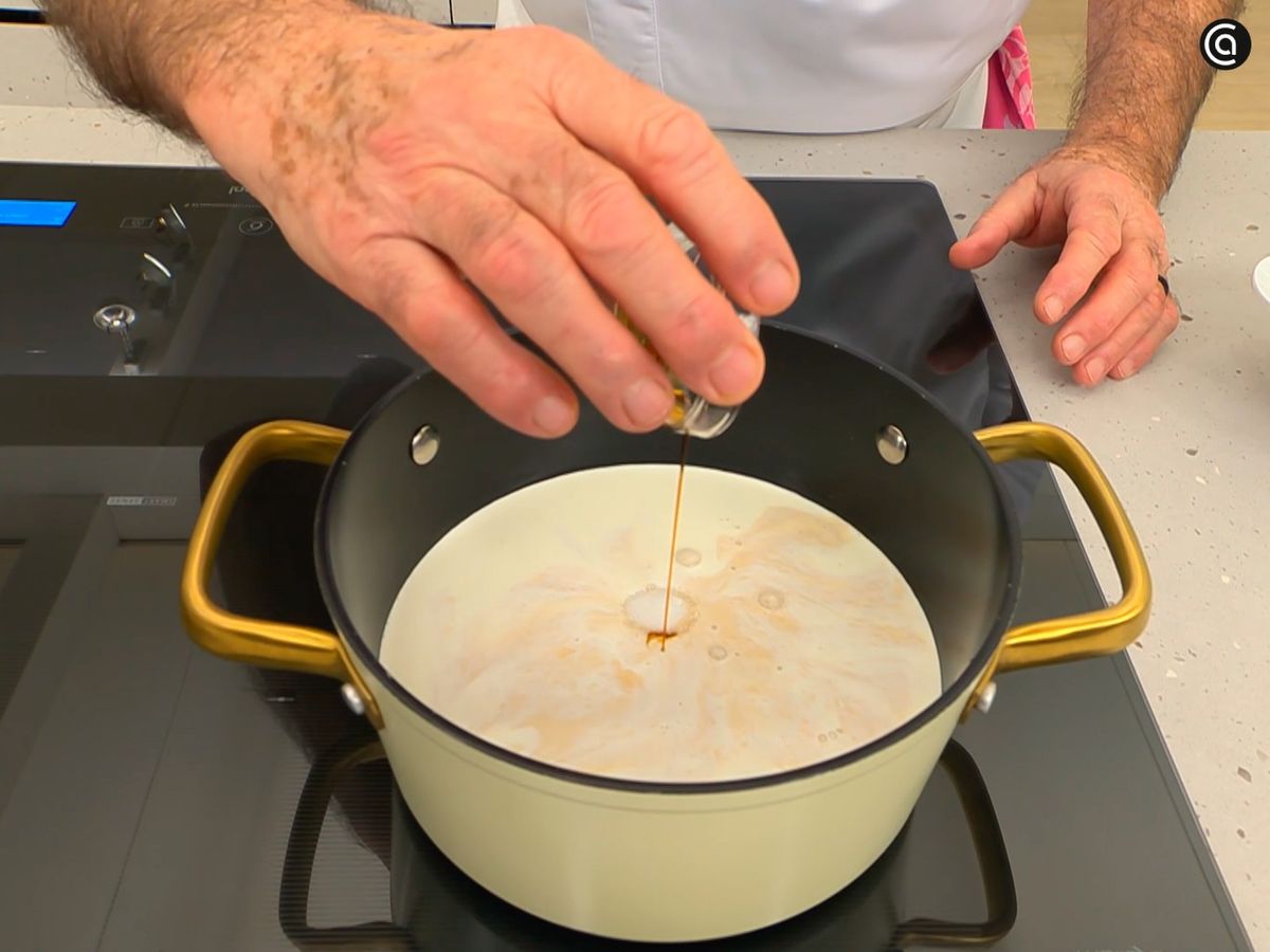 Pon a calentar la nata y añade el azúcar, la vainilla y el café