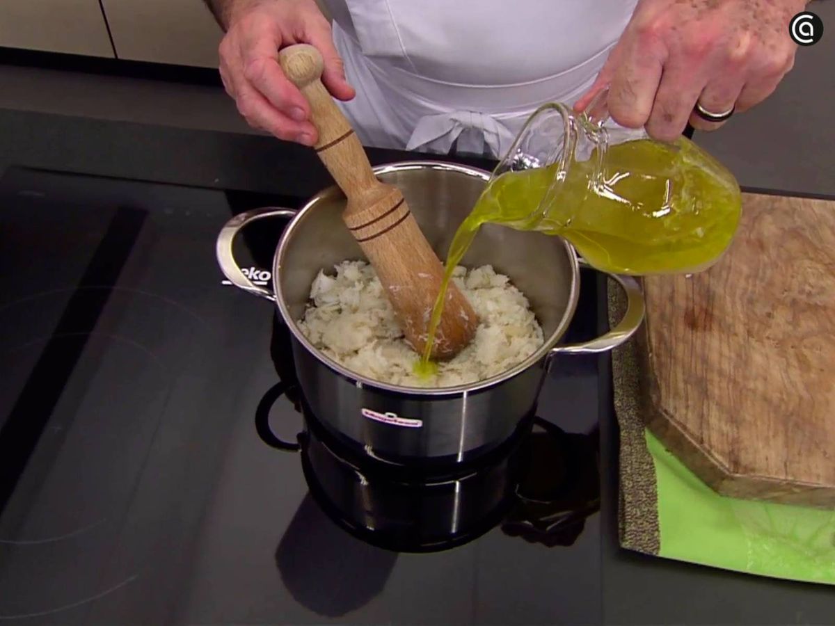 Mezcla el bacalao con aceite