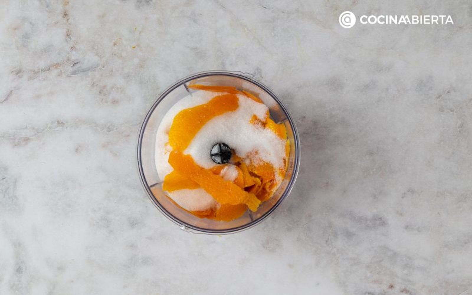 Tritura las pieles de naranja con el azúcar Tritura las pieles de naranja con el azúcar