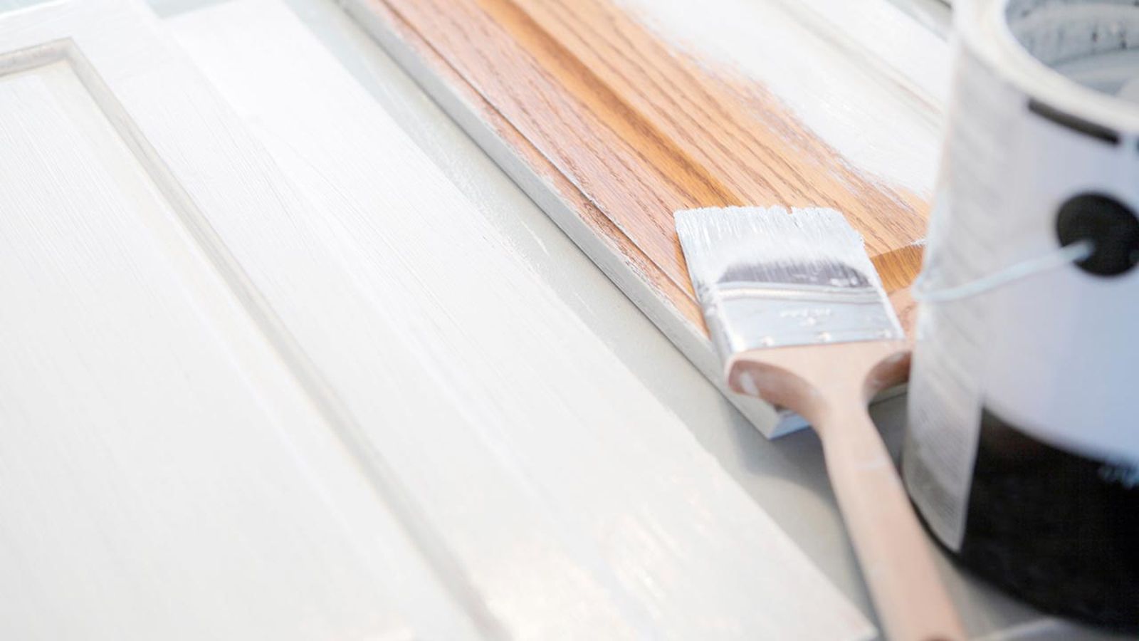 Brocha para pintar un mueble de madera.