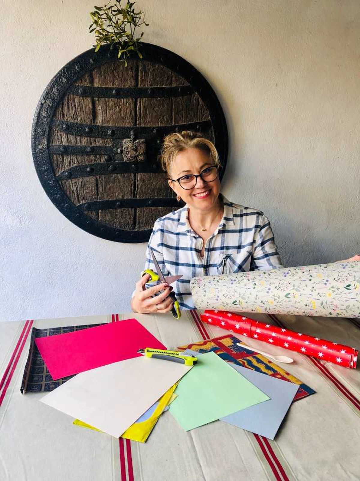 Yolanda Alzola haciendo sobres de papel.