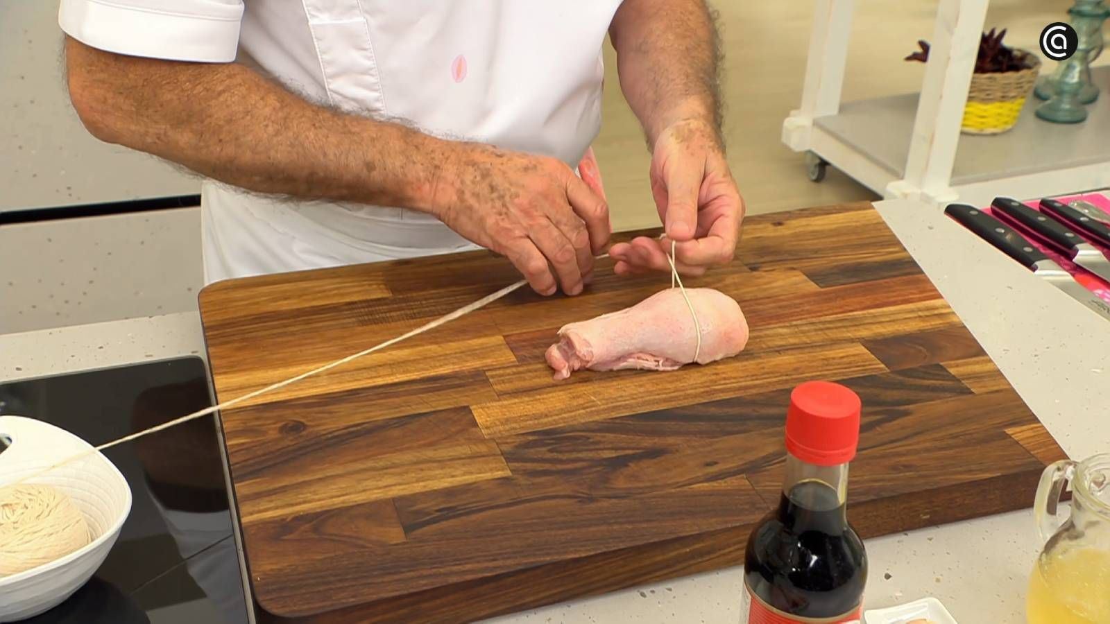 El primer nudo debe quedar lo suficientemente tenso para evitar que se desparrame