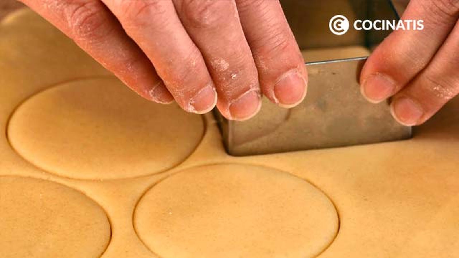 Utiliza cortapastas con diferentes formas para hacer las galletas Receta de galletas de mantequilla paso 5