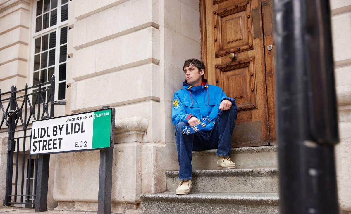 Foto promocional de la parka Lidl by Lidl y la pandereta de regalo.