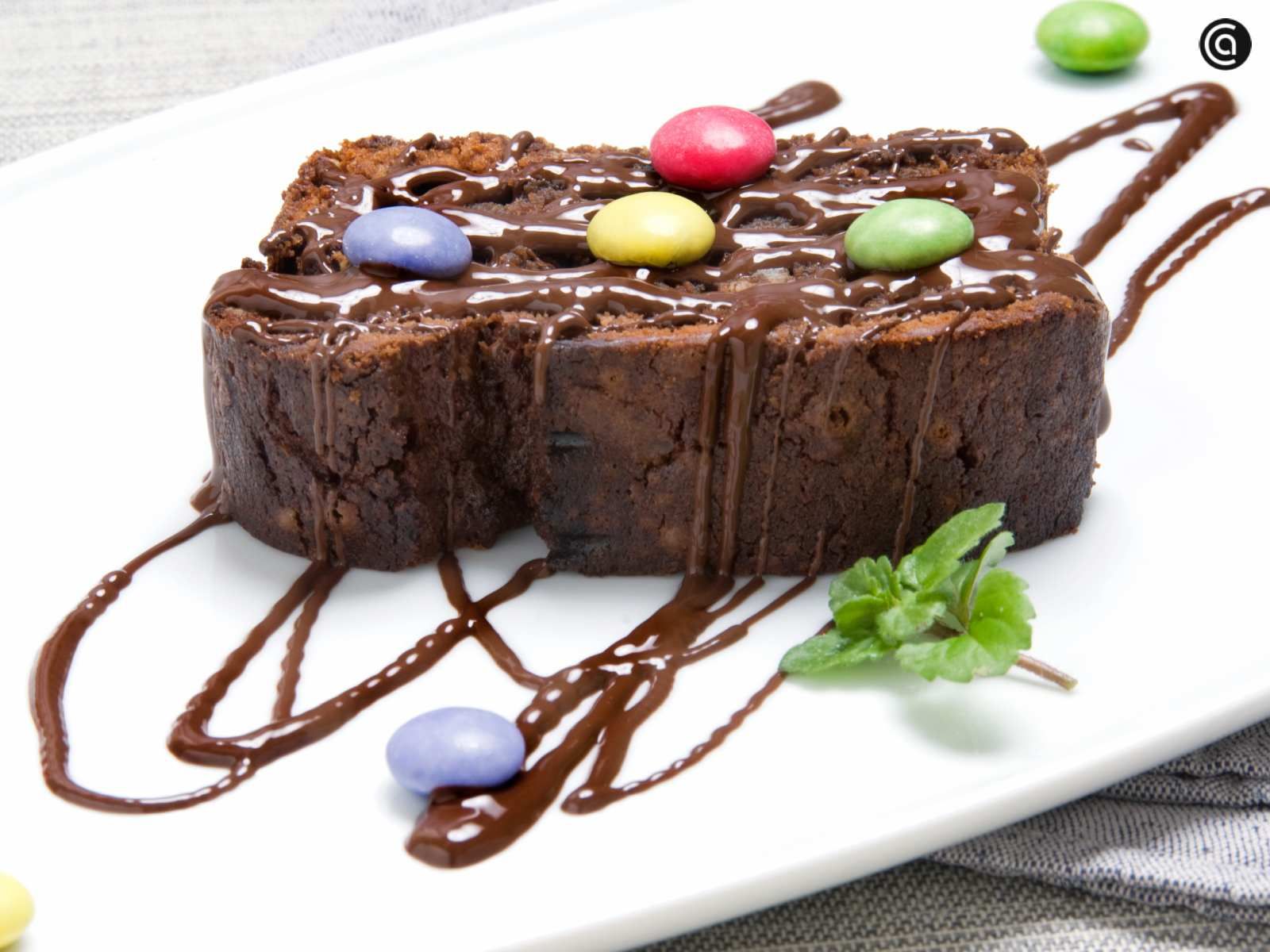 Un brownie de chocolate con un detalle sencillo que marca la diferencia.
