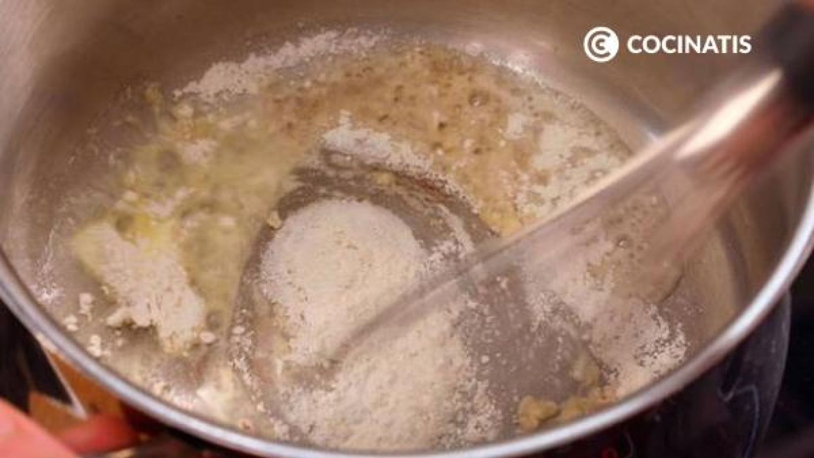 Añade la mantequilla y la leche a una cazuela y remueve bien Crema de queso para untar Paso 1