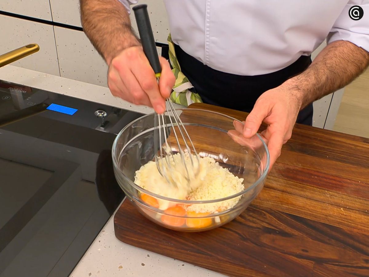 Mezcla los ingredientes de la carbonara y liga con un poco del agua de las alcachofas