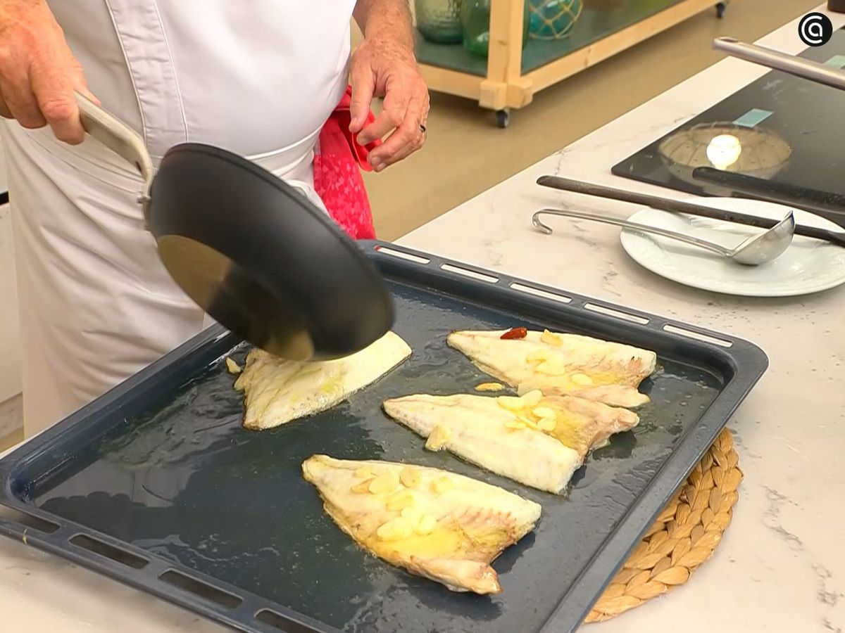 Baña los lomos de dorada con el refrito