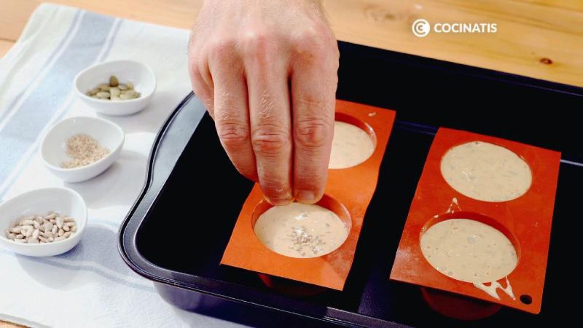 Rellena los moldes, reparte las pipas y el sésamo y hornea