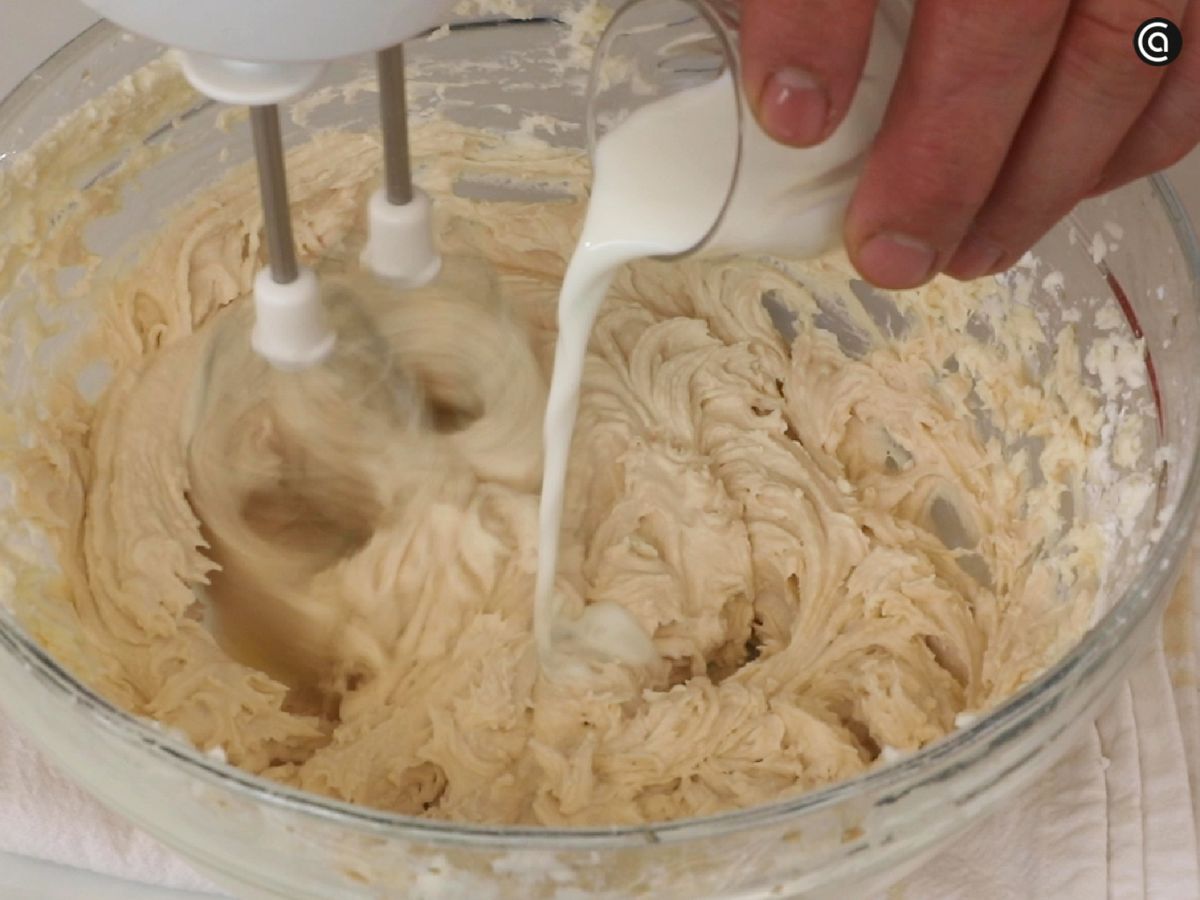 Bate los ingredientes de la buttercream hasta que se mezclen bien