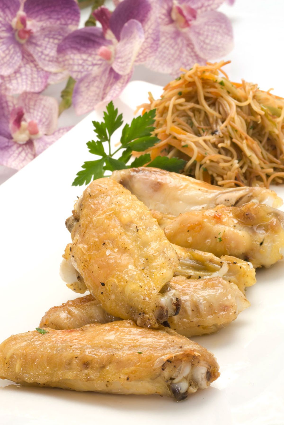 Alitas asadas con fideos y verduras