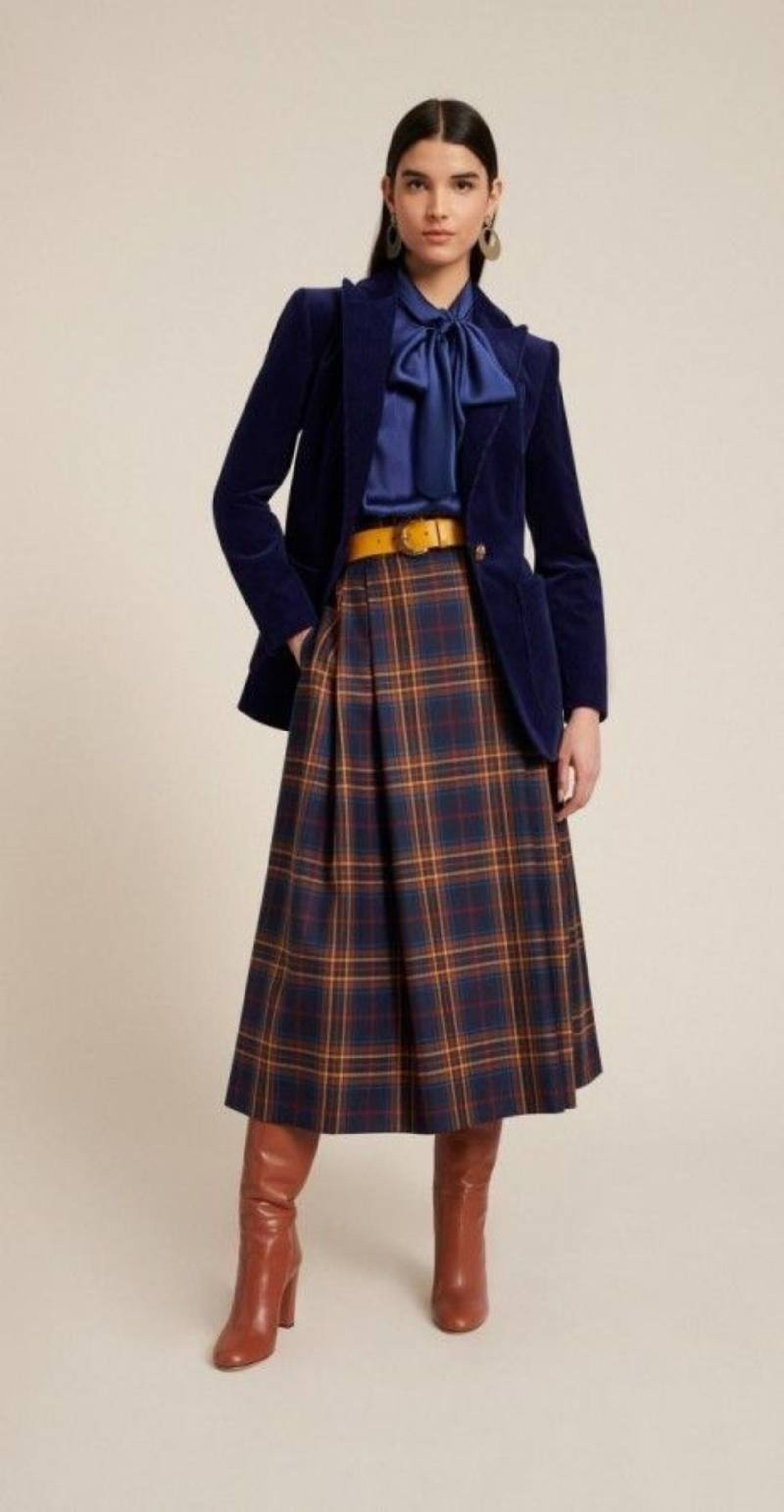 Falda escocesa para un look de oficina Falda escocesa para un look de oficina