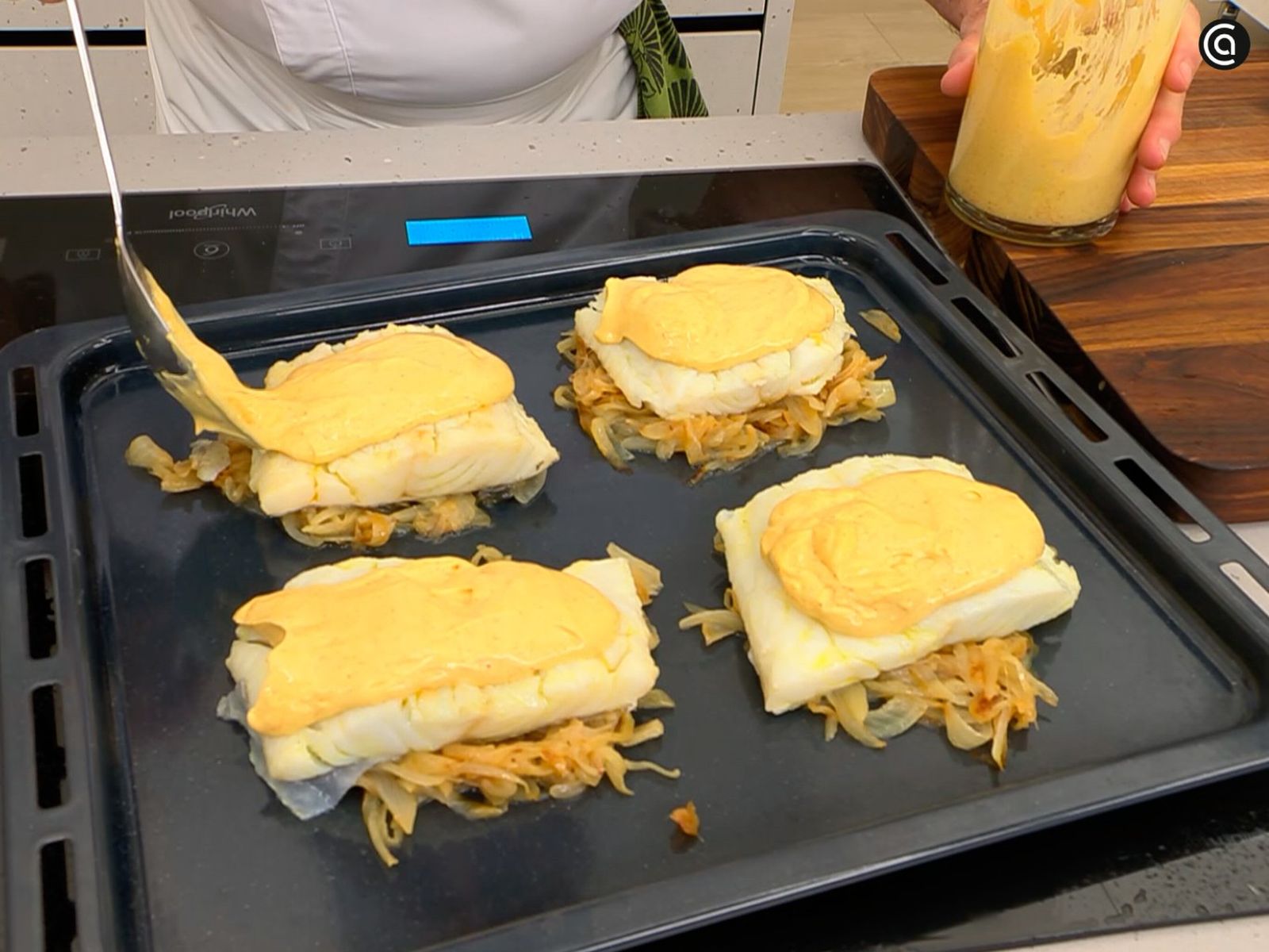 Extiende una capa de mahonesa sobre el bacalao y gratínalo en el horno