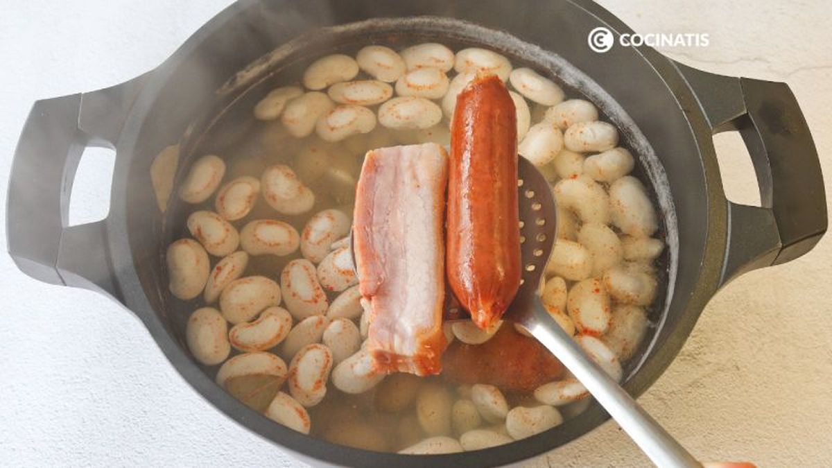 Cocer los judiones de La Granja con el chorizo y la panceta