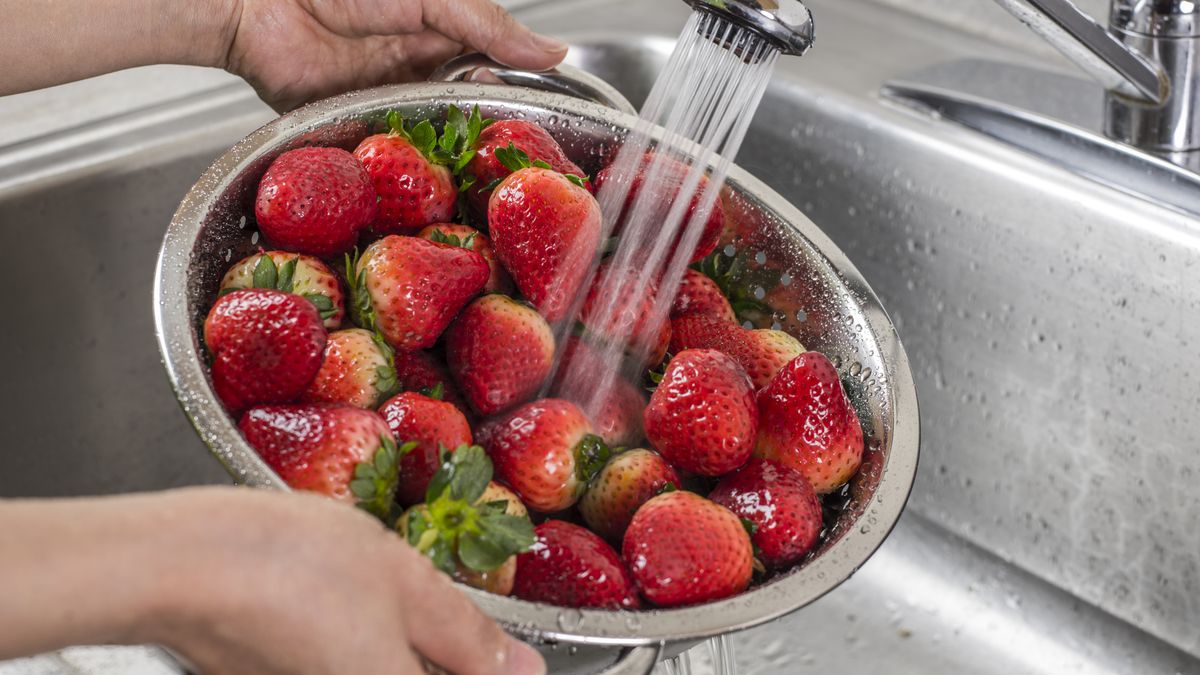 El lavado de frutas y verduras elimina la suciedad visible