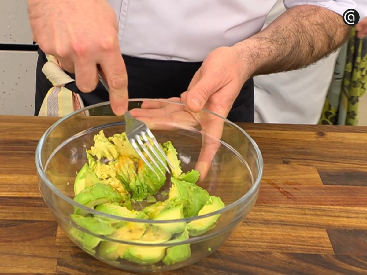 El aguacate se machaca con limón y un toque picante antes de mezclarlo con el arroz cocido.