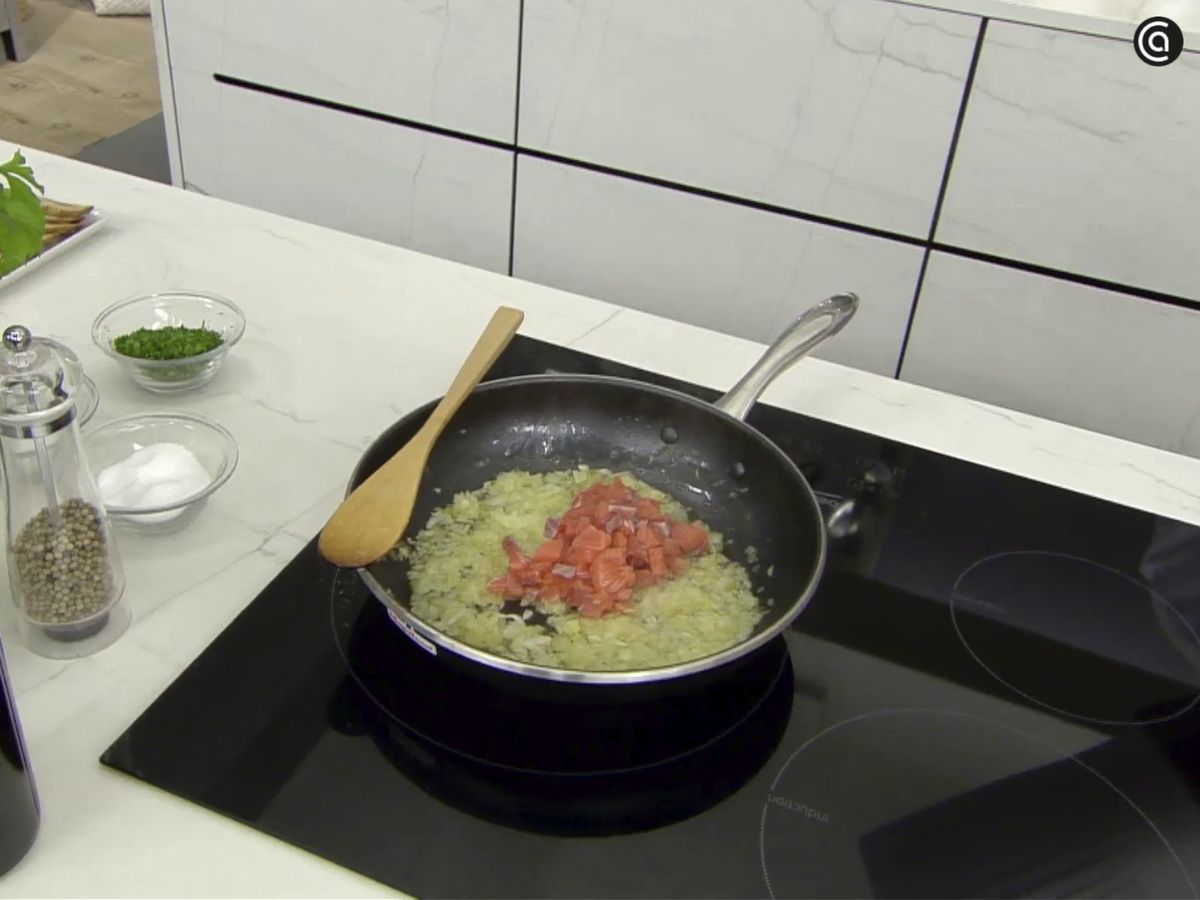 Rehoga la cebolleta con el salmón