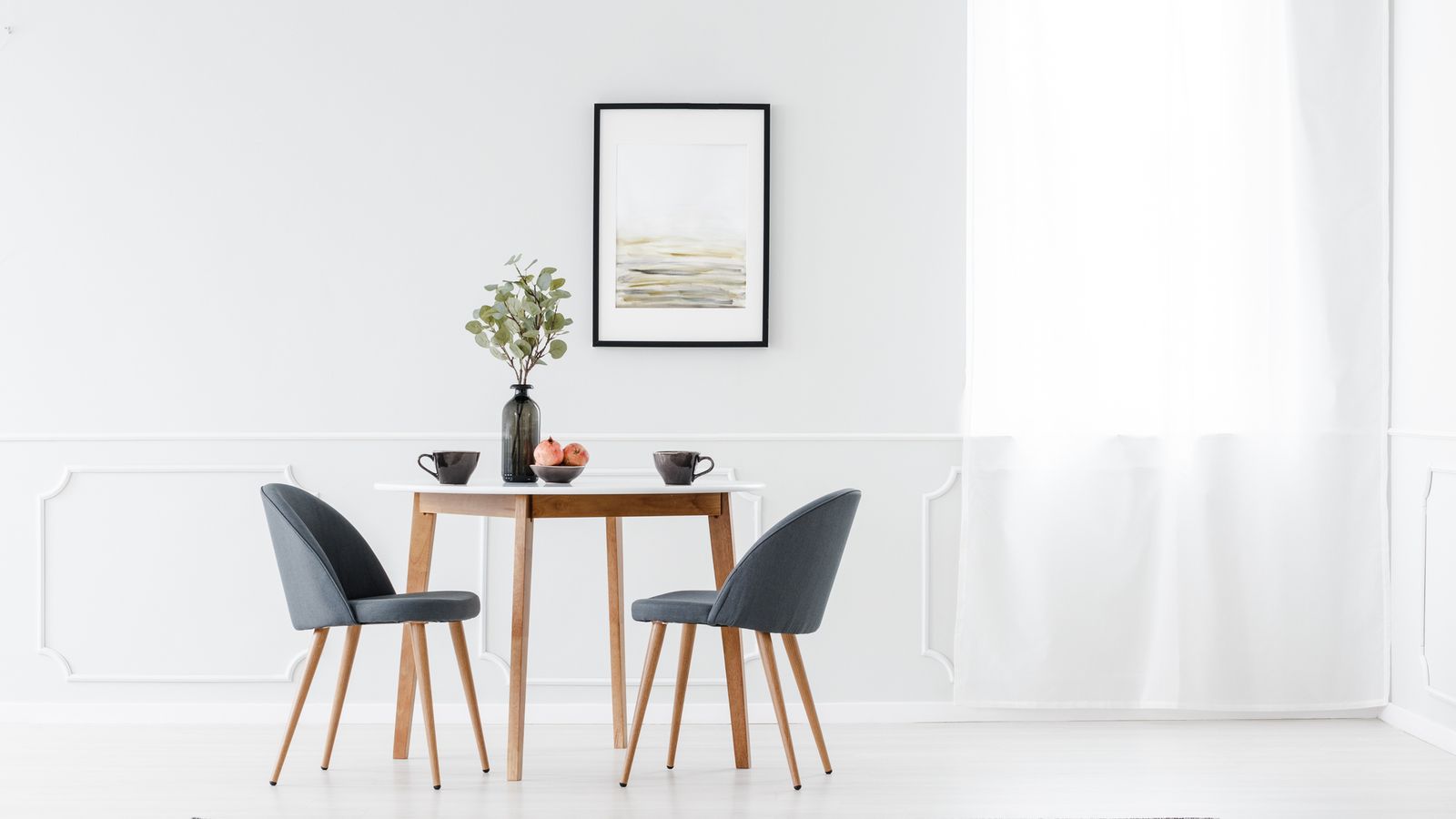 El blanco puro puede hacer que un espacio pequeño parezca poco acogedor