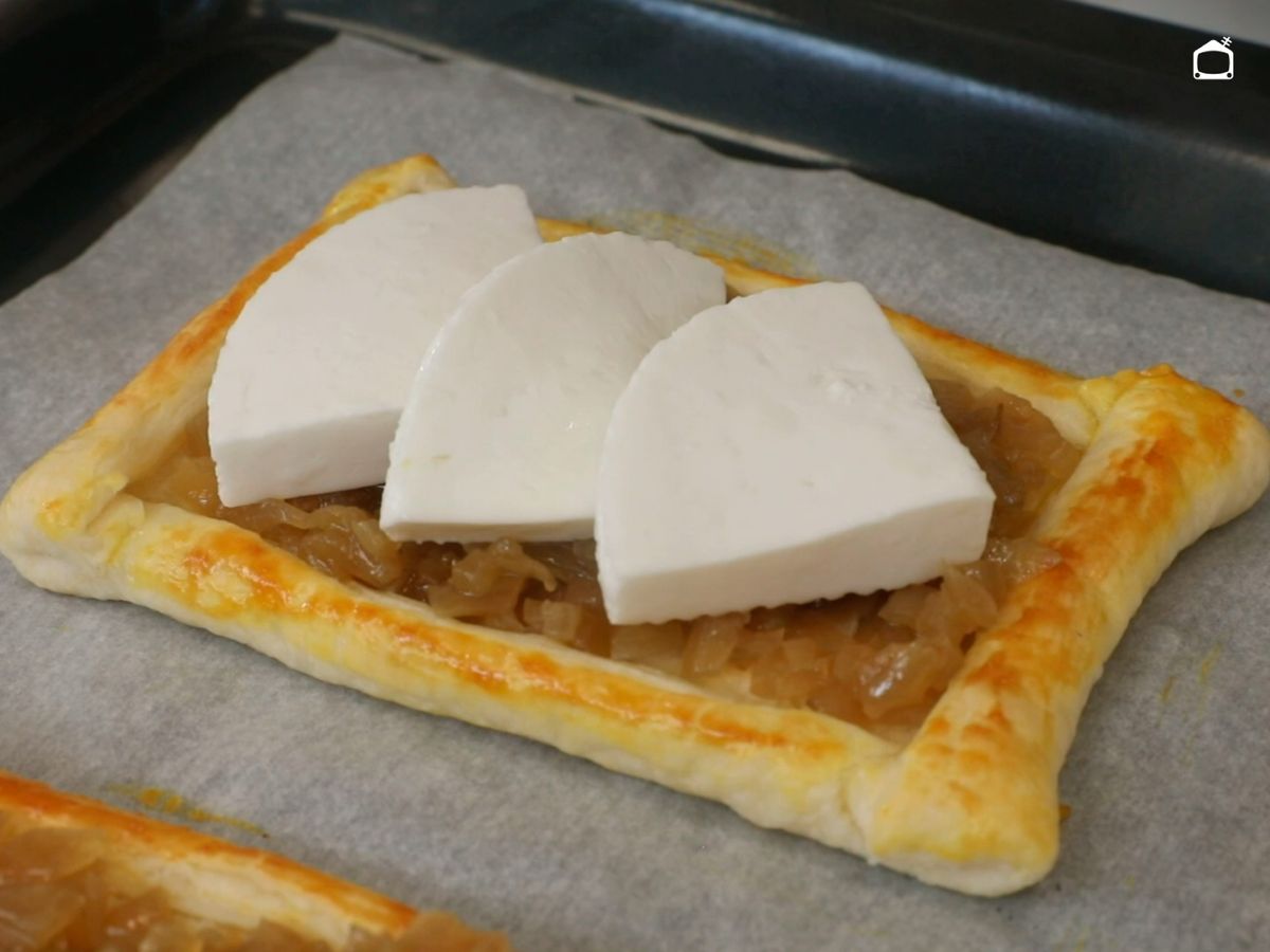 Introduce la tosta al horno para deshacer el queso