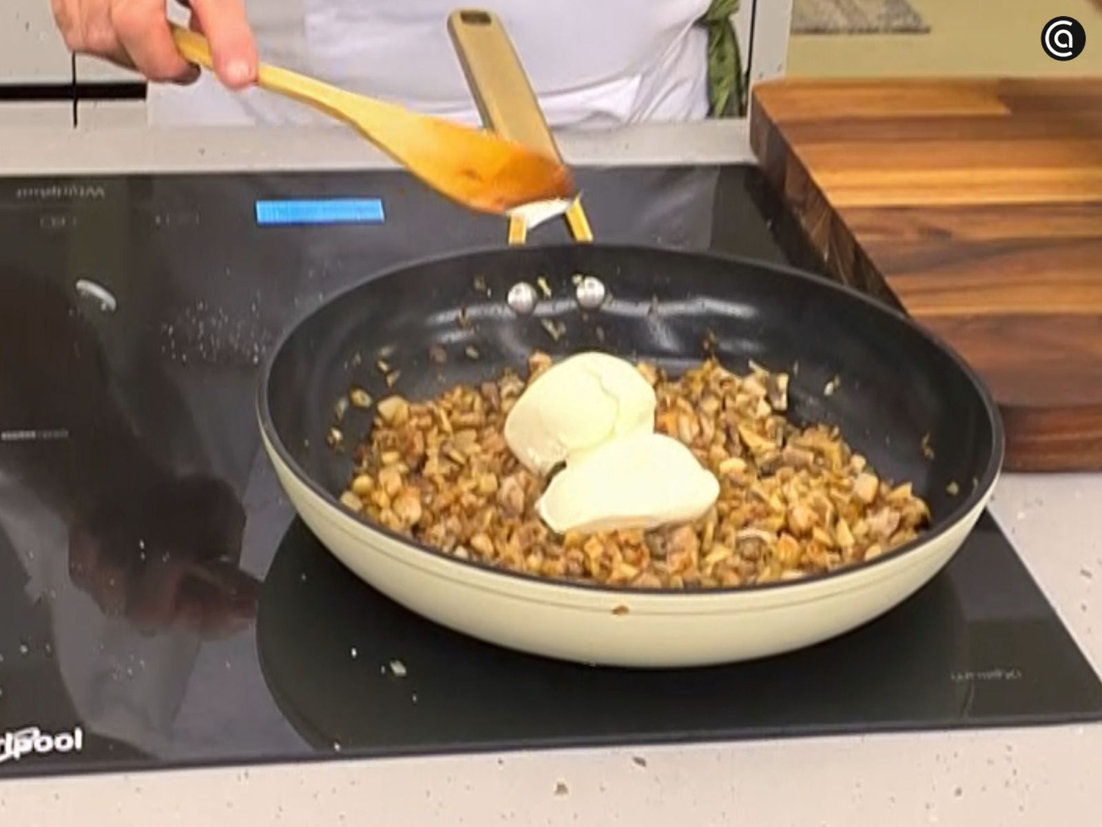 Incorpora el mascarpone al sofrito de champiñones y mezcla bien.