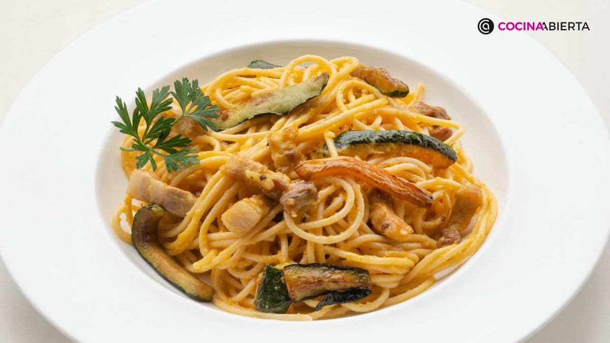 Espaguetis a la carbonara con calabacín, una versión ligera del clásico plato italiano