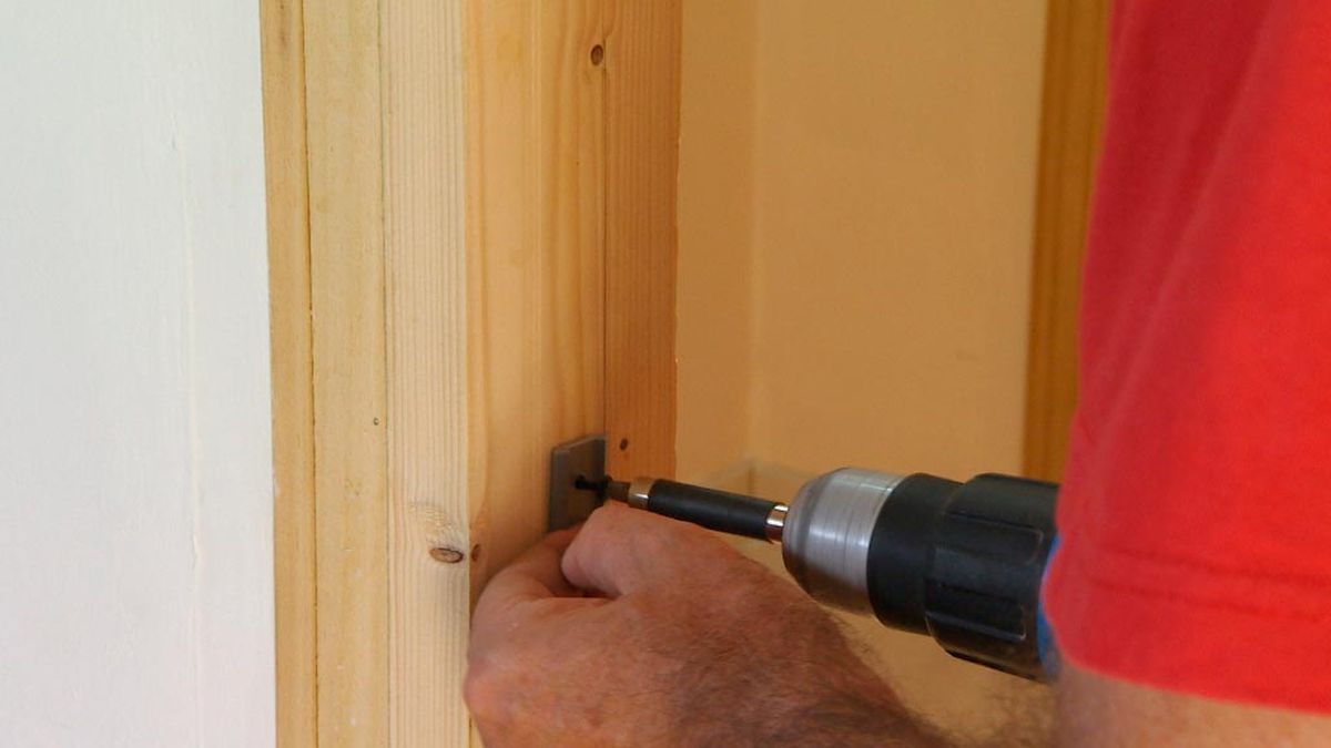 Cómo instalar una puerta plegable paso 8