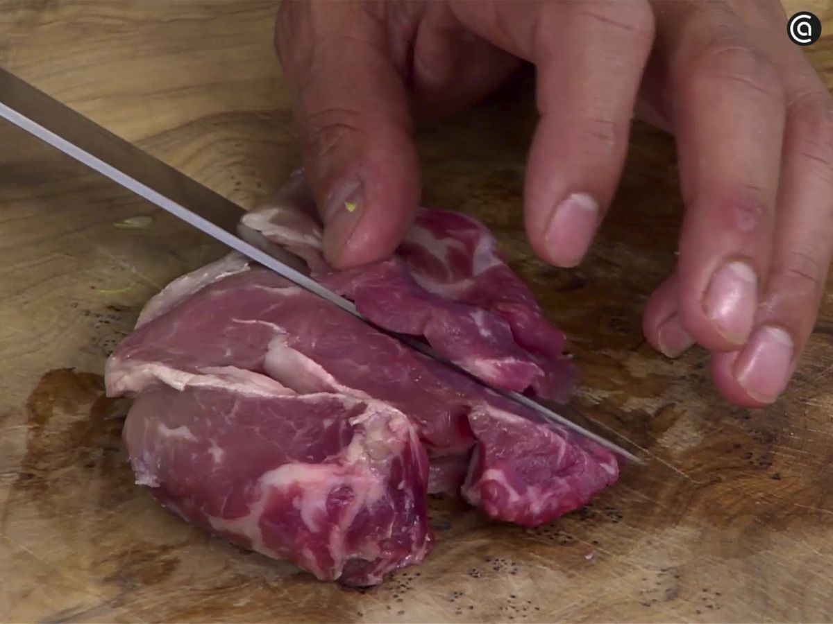 Corta la carne en láminas muy finas