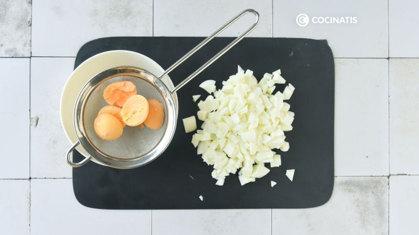Picamos la clara y rallamos las yemas de los huevos cocidos Picamos la clara y rallamos las yemas de los huevos cocidos