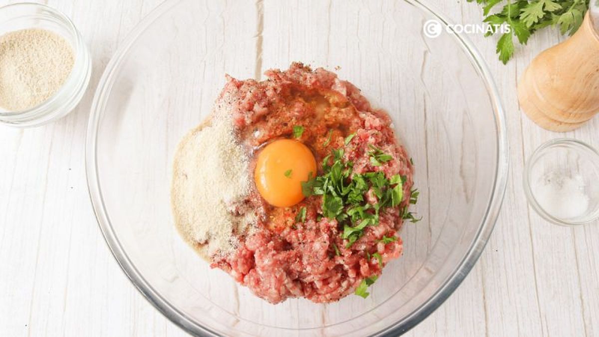 Preparamos la carne picada para las albóndigas