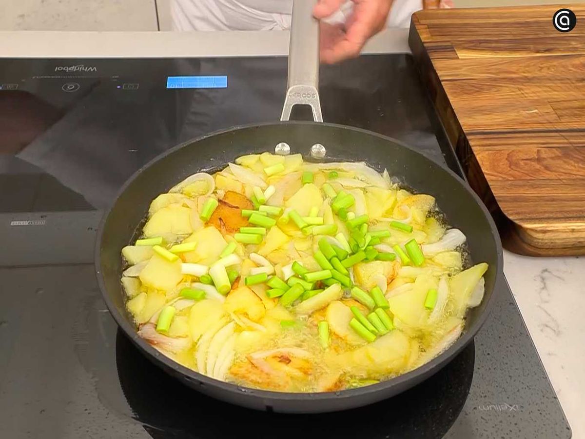 Fríe las patatas con la cebolleta y los ajos frescos