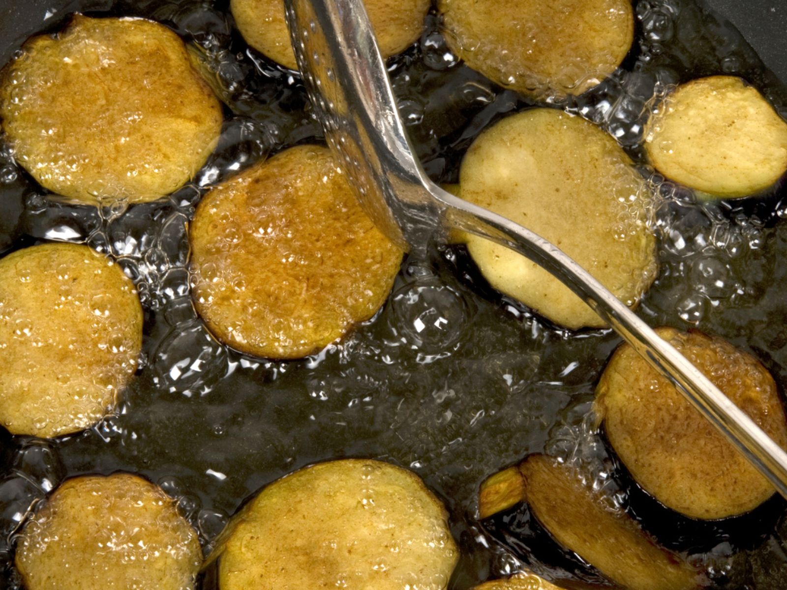 Freír en aceite caliente y en tandas pequeñas ayuda a que absorban menos grasa. Freír en aceite caliente y en tandas pequeñas ayuda a que absorban menos grasa.