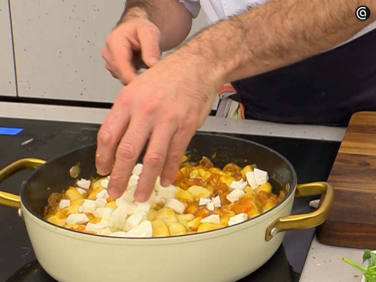 La mozzarella troceada se incorpora sobre los gnocchi ya mezclados con la salsa.
