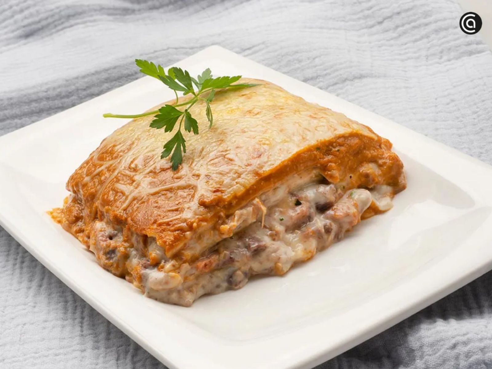 Un giro ingenioso a la cocina de aprovechamiento: esta lasaña de cocido reinventa los restos del puchero con un resultado lleno de sabor.