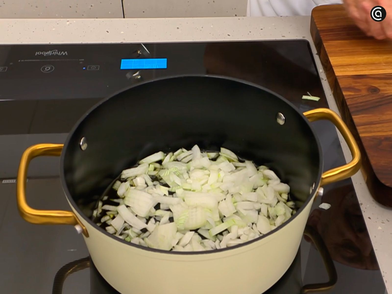 Rehoga las cebolletas cortadas a fuego medio hasta que estén tiernas