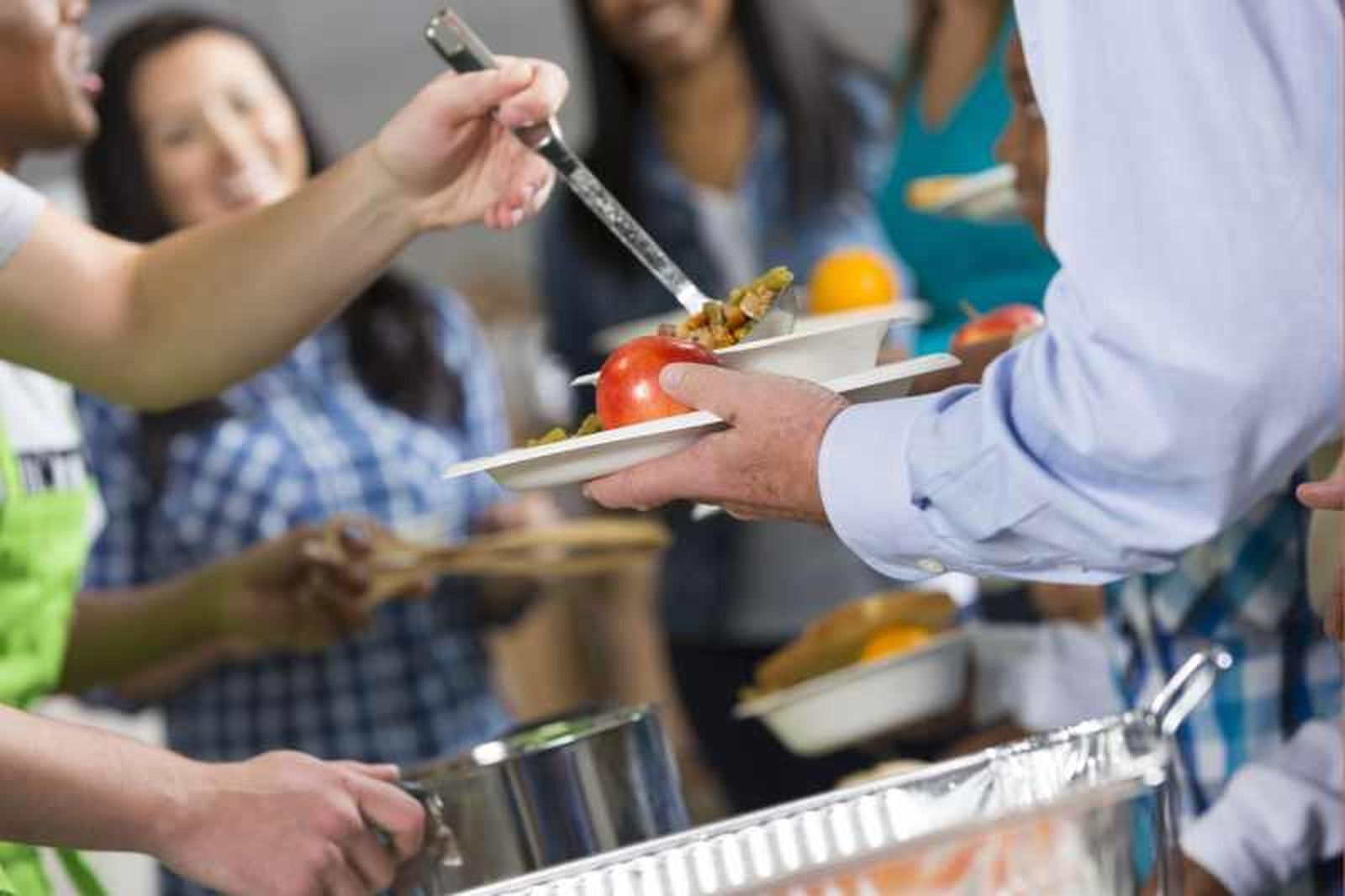 Puedes hacerte voluntario en un comedor social durante las fiestas navideñas Puedes hacerte voluntario en un comedor social durante las fiestas navideñas