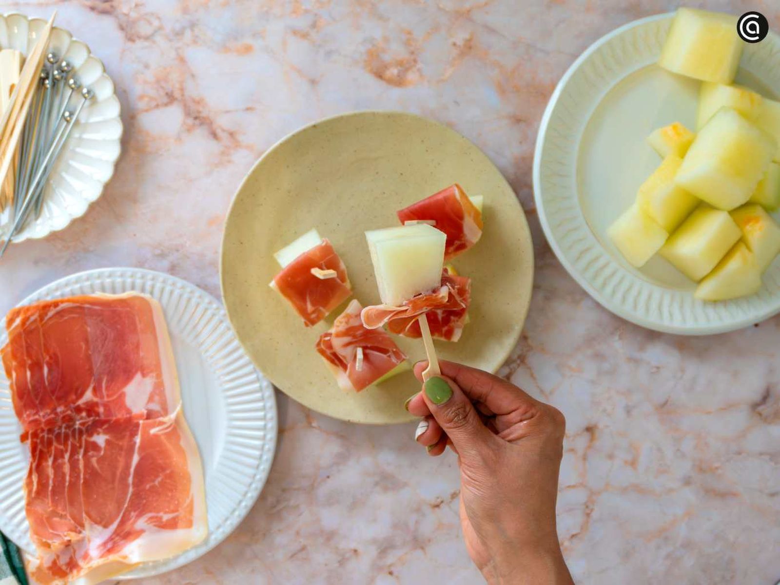 Forma las brochetas de melón con jamón